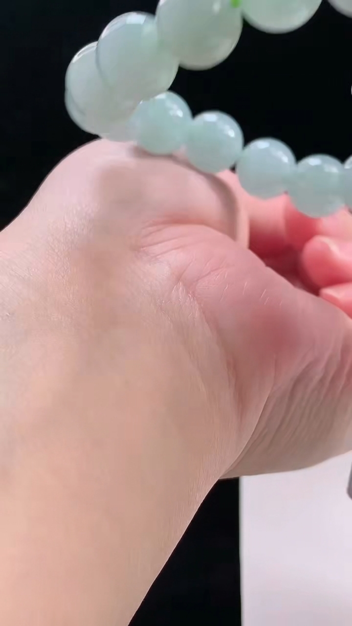 天然A货翡翠圆珠手串，尺寸11-16重量:52.06g9月9日
工厂直销收藏佳品,种好水足，色泽均匀，有种有色，上手高大气！