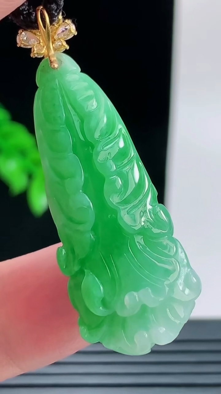 天然A货翡翠白菜吊坠，尺寸45.1-15-12.7重量:9.52g
9月9日