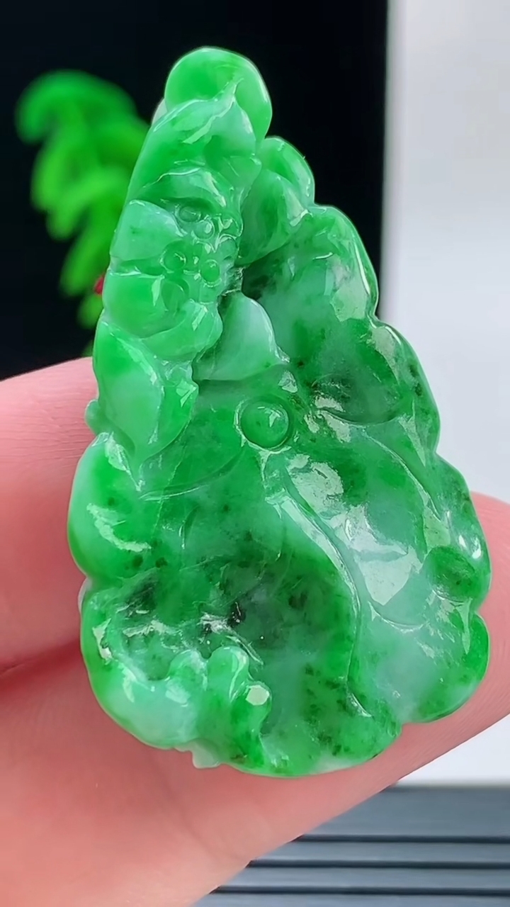 天然A货翡翠年年有余 荷叶鱼吊坠，尺寸43.5-24.4-7.1重量:11.21g
9月9日