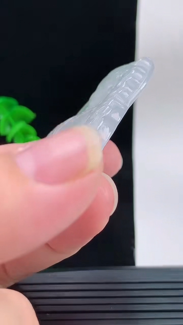 天然A货翡翠不动明王吊坠，尺寸68.3-40.9-5.4重量:28.15g
9月9日