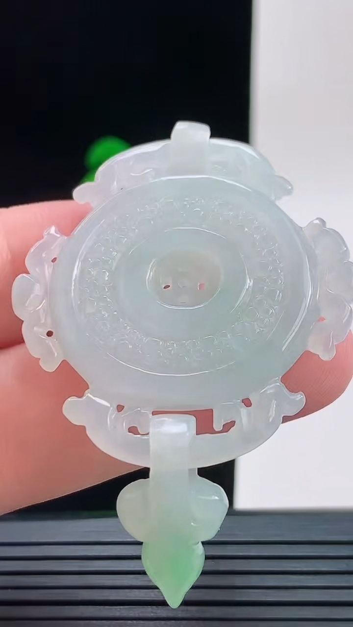 天然A货翡翠仿古无事牌锁吊坠，尺寸68.9-40.2-5.3重量:18.26g
9月9日