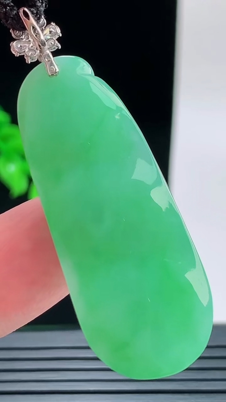 天然A货翡翠福豆吊坠，尺寸42-16.9-7.5重量:10.14g
9月9日