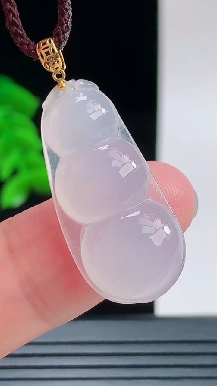 天然A货翡翠种白冰福豆吊坠，尺寸28.7-13.5-5重量:3.29g
9月9日