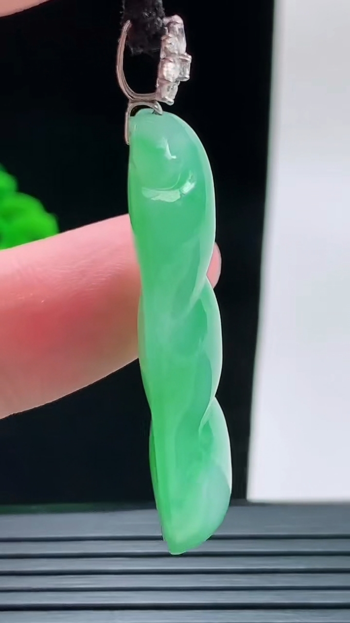 天然A货翡翠福豆吊坠，尺寸42-16.9-7.5重量:10.14g
9月9日