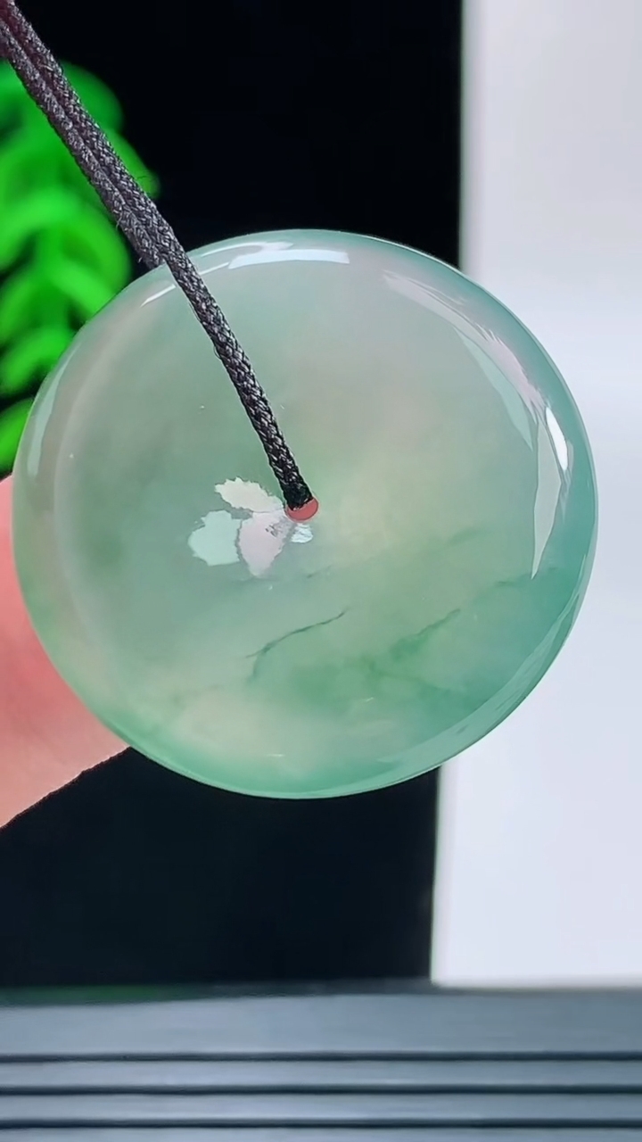 天然A货翡翠冰种飘花平安扣吊坠，尺寸26.6-5.5重量:8.00g
9月9日