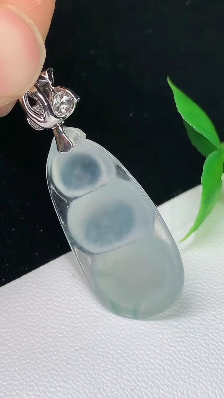 天然A货翡翠白冰福豆吊坠，尺寸27.6-14.3-5.7，重量:4.38g
9月9日