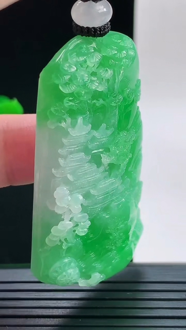 天然A货翡翠山水牌吊坠，尺寸56.4-30-10重量:36.07g
9月9日