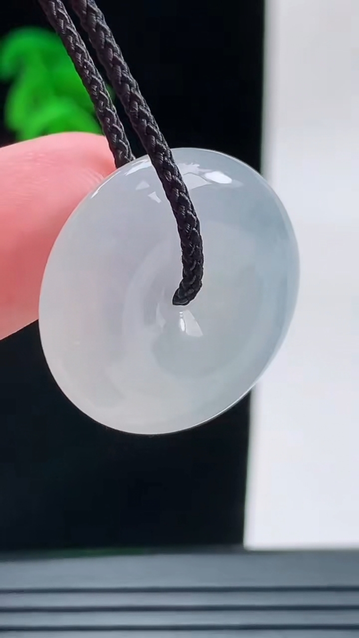 天然A货翡翠平安扣吊坠，尺寸23.3-7.1重量:8.10g
9月9日