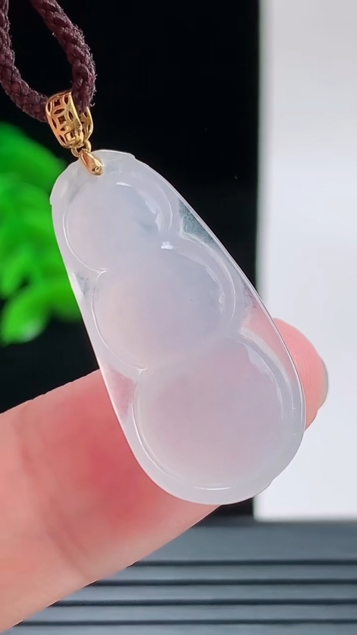 天然A货翡翠种白冰福豆吊坠，尺寸28.7-13.5-5重量:3.29g
9月9日