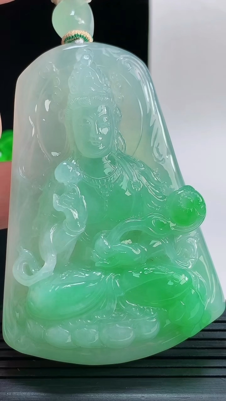 天然A货翡翠大势至菩萨吊坠，尺寸70.7-48.2-12.6重量:70.23g
9月9日