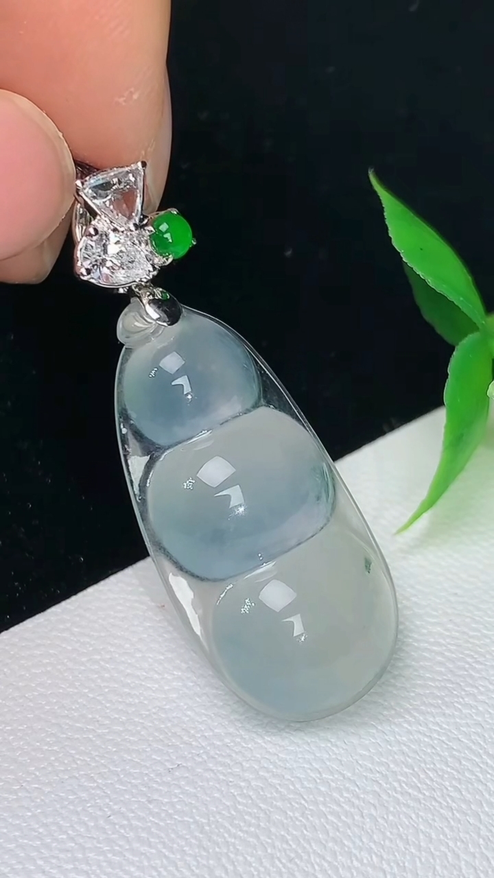 天然A货翡翠白冰福豆吊坠，尺寸27.6-14.3-5.7，重量:4.38g
9月9日