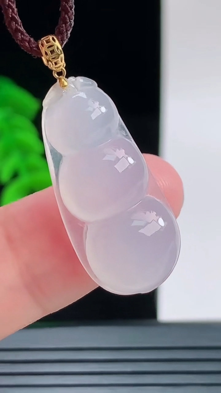 天然A货翡翠种白冰福豆吊坠，尺寸28.7-13.5-5重量:3.29g
9月9日