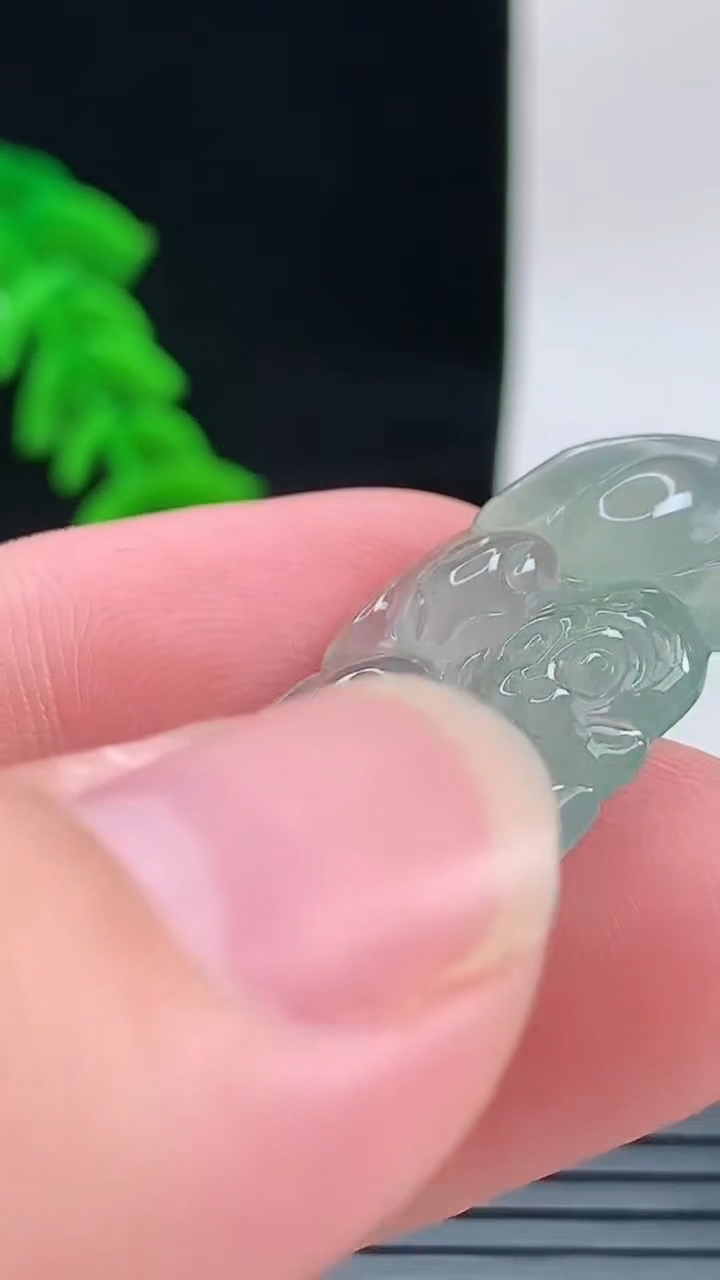 天然A货翡翠灵猴献瑞吊坠，尺寸30.3-17-4重量:3.80g
9月9日