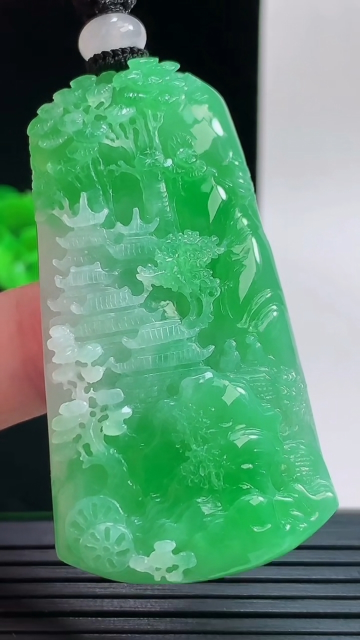 天然A货翡翠山水牌吊坠，尺寸56.4-30-10重量:36.07g
9月9日
