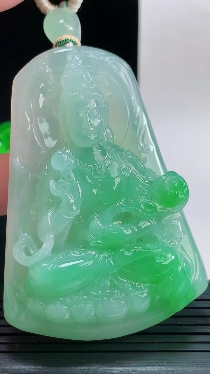 天然A货翡翠大势至菩萨吊坠，尺寸70.7-48.2-12.6重量:70.23g
9月9日