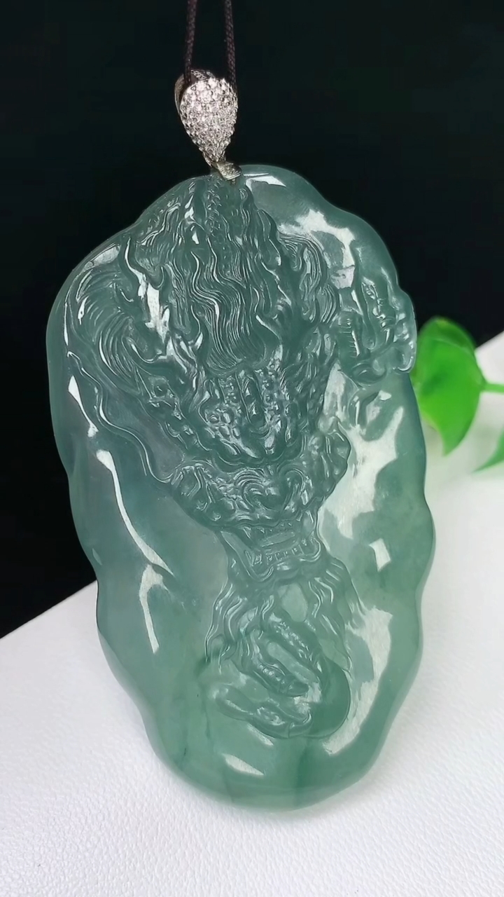 天然A货翡翠蓝水龙牌吊坠，尺寸64.3-36.3-5.5，重量:24.25g
9月9日