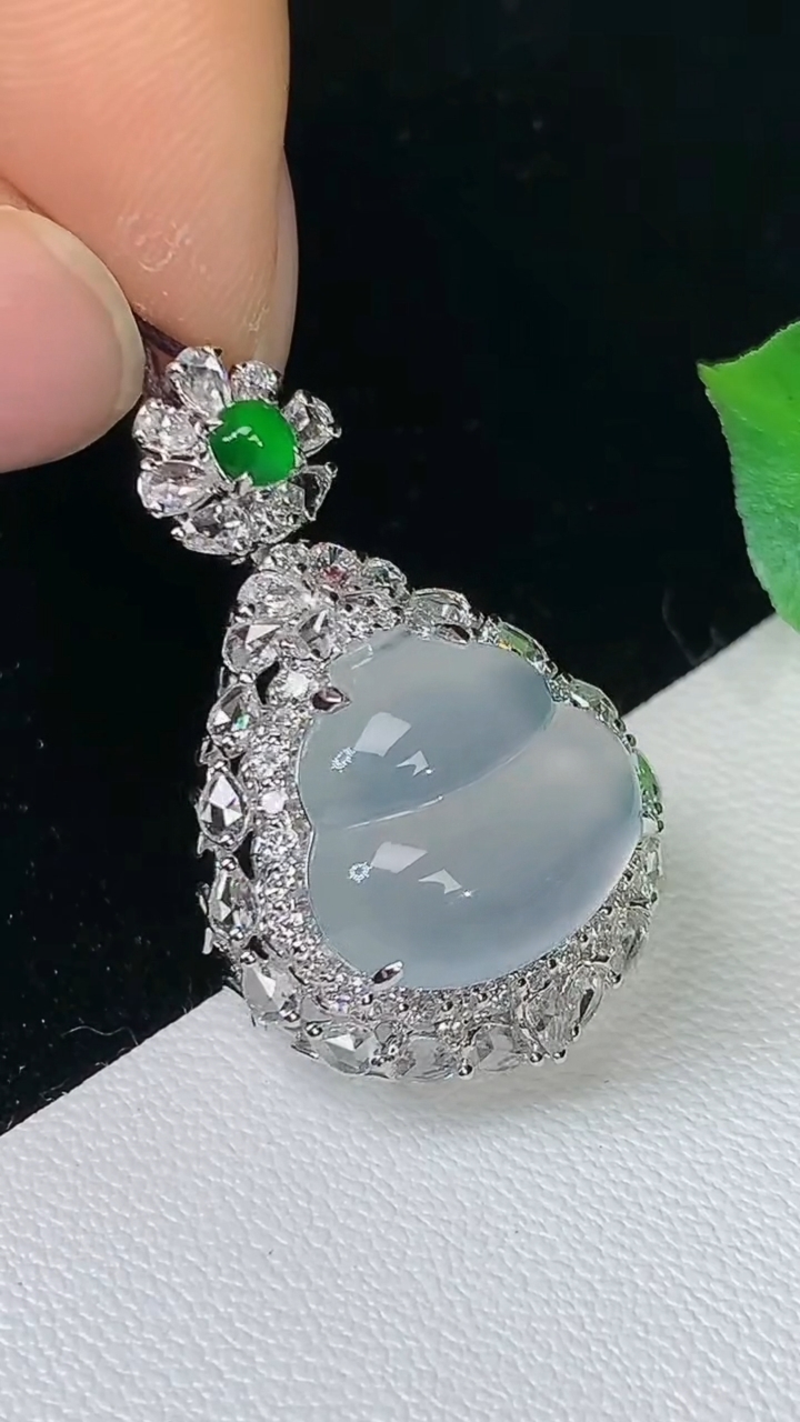 天然A货翡翠白冰葫芦吊坠，尺寸29-18.5-11.3，裸石12.6-13.4，重量:4.35g
9月10日