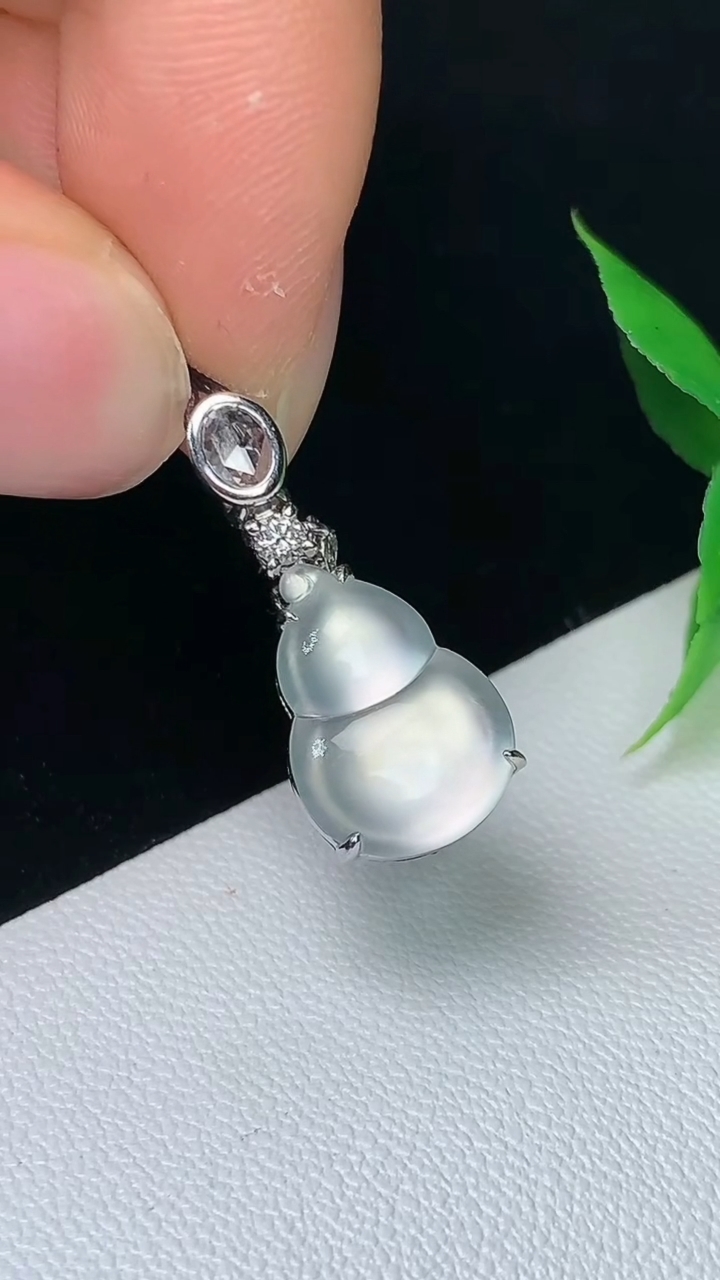 天然A货翡翠白冰葫芦吊坠，尺寸21.4-12.9-9.4-7.4，重量:2.77g
9月10日