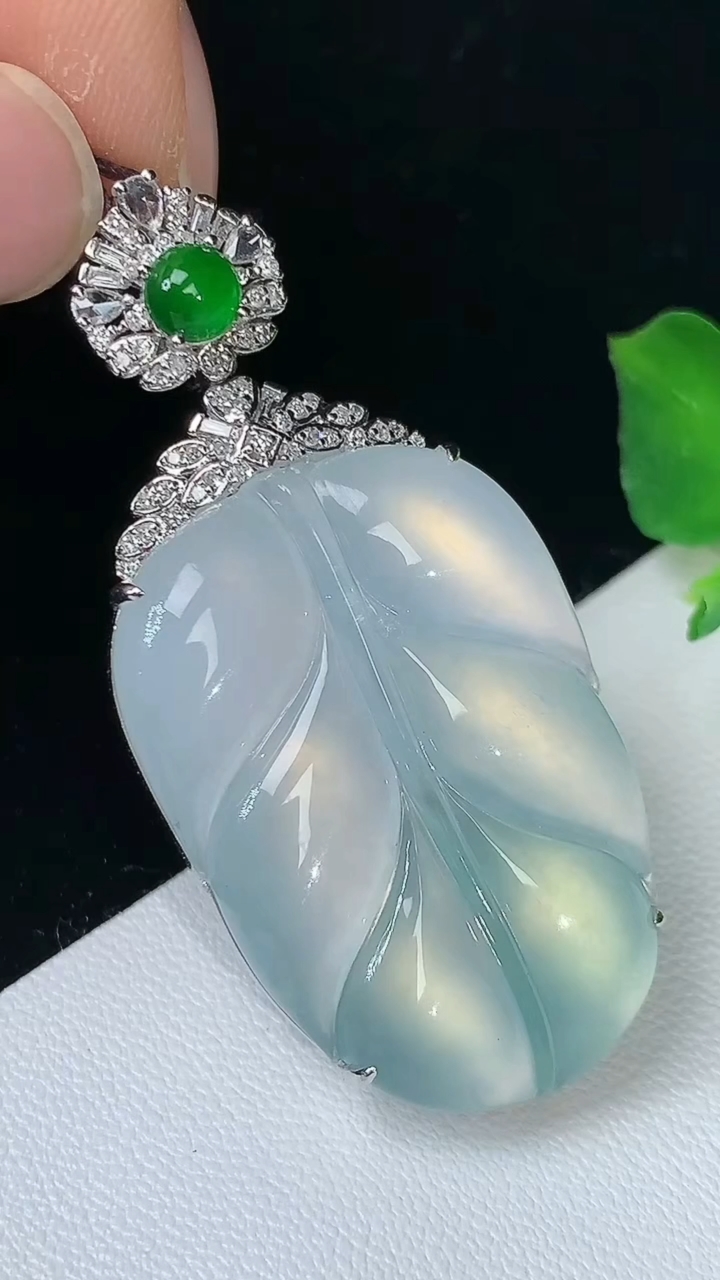 天然A货翡翠金枝玉叶 叶子吊坠，尺寸46.8-31.2-22-9.7，重量:13.16g
9月10日