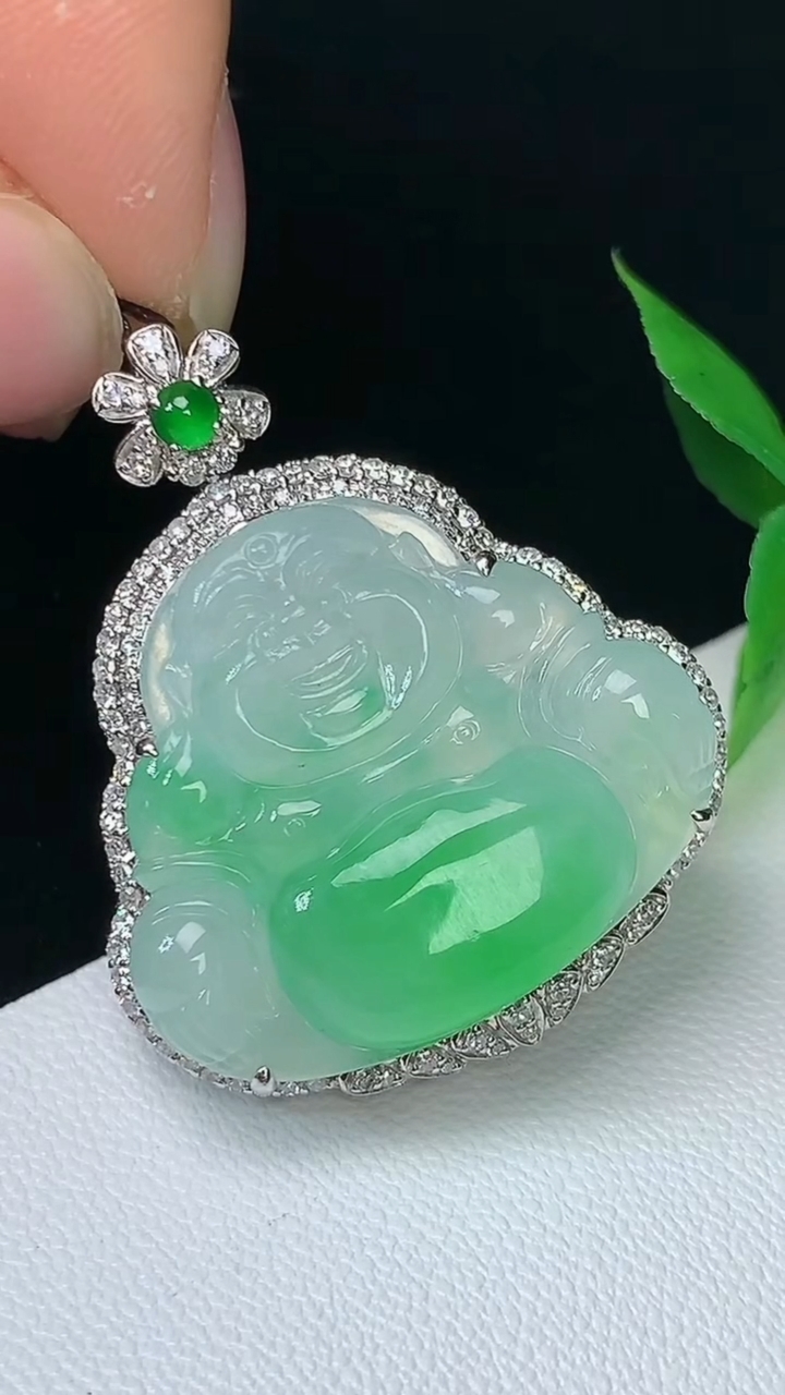 天然A货翡翠佛公吊坠，尺寸33-27.3-10，裸石21.5-25.2，重量:9.86g
9月10日