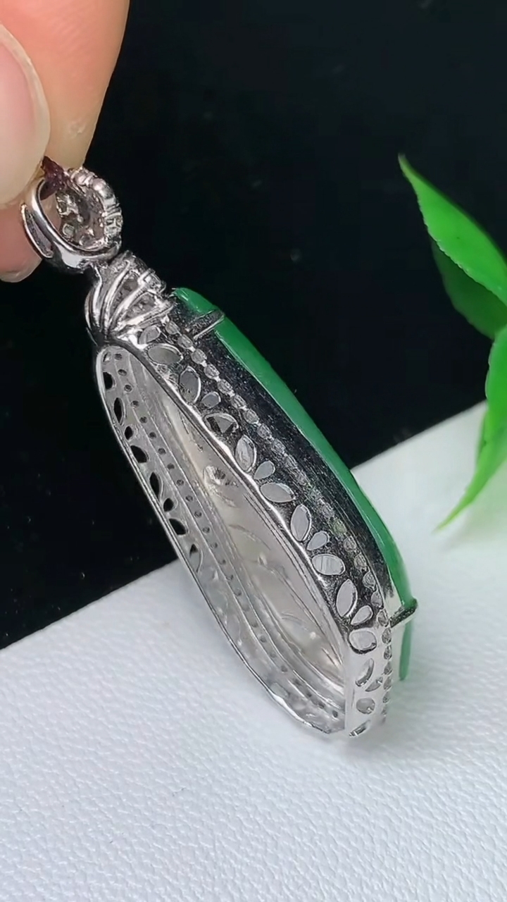 天然A货翡翠福瓜吊坠，尺寸38.7-13.2-9.4，裸石27.7-11，重量:6.25g
9月10日