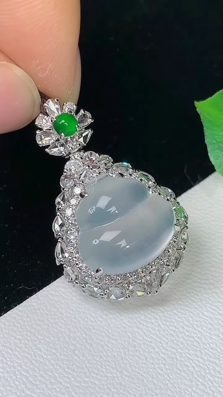 天然A货翡翠白冰葫芦吊坠，尺寸29-18.5-11.3，裸石12.6-13.4，重量:4.35g
9