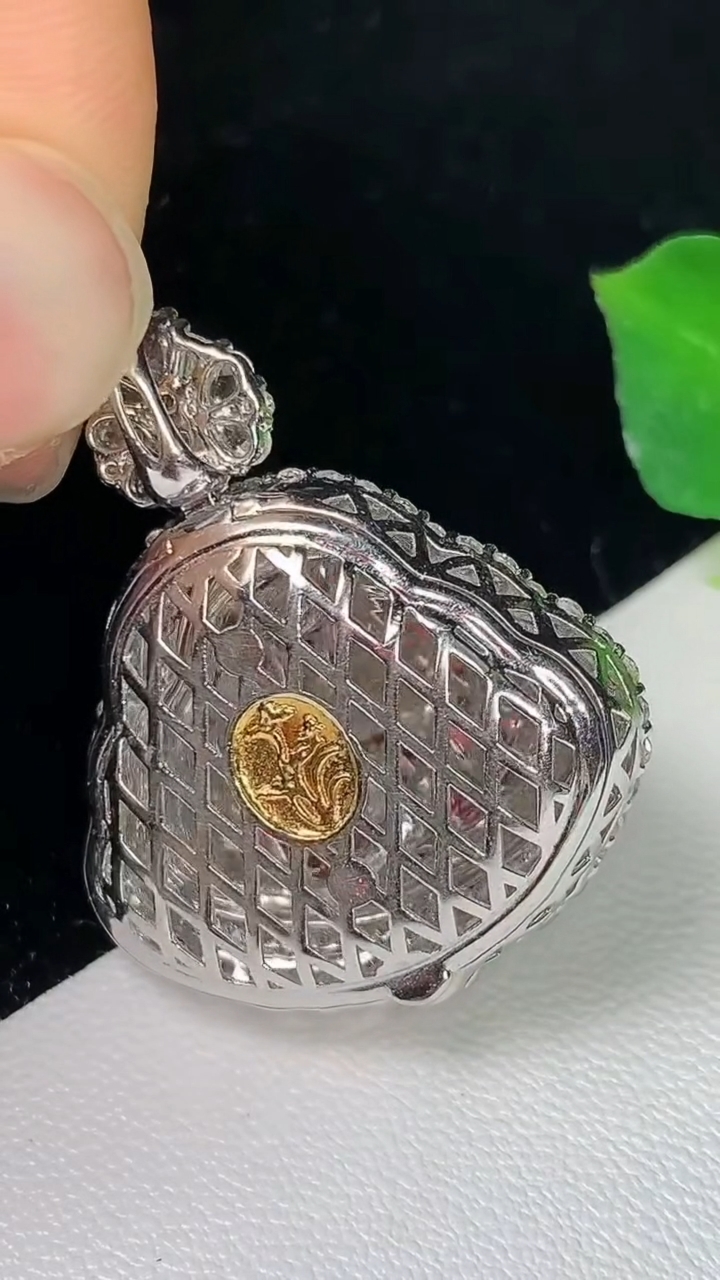 天然A货翡翠佛公吊坠，尺寸30.6-25.4-12，裸石16.9-21.4，重量:8.25g
9月10日
