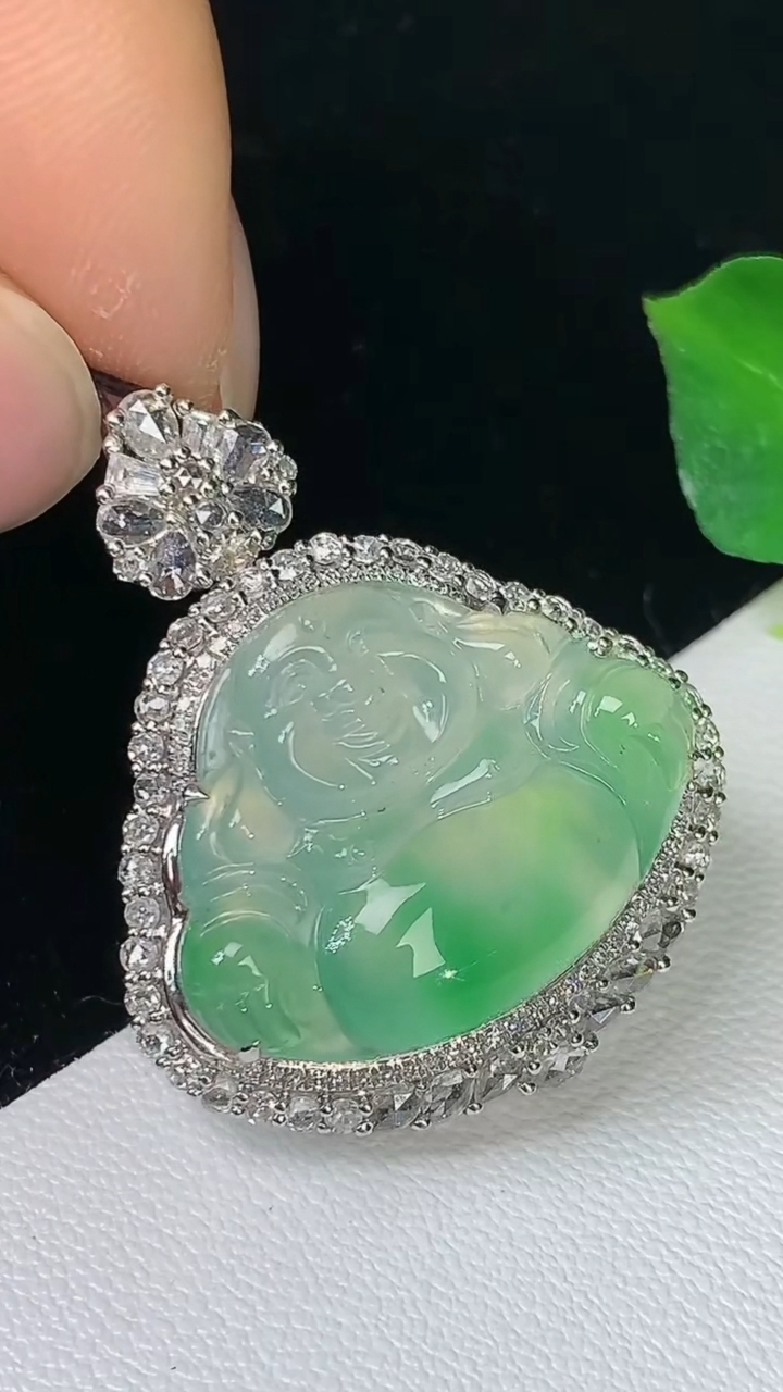 天然A货翡翠佛公吊坠，尺寸30.6-25.4-12，裸石16.9-21.4，重量:8.25g
9月10日