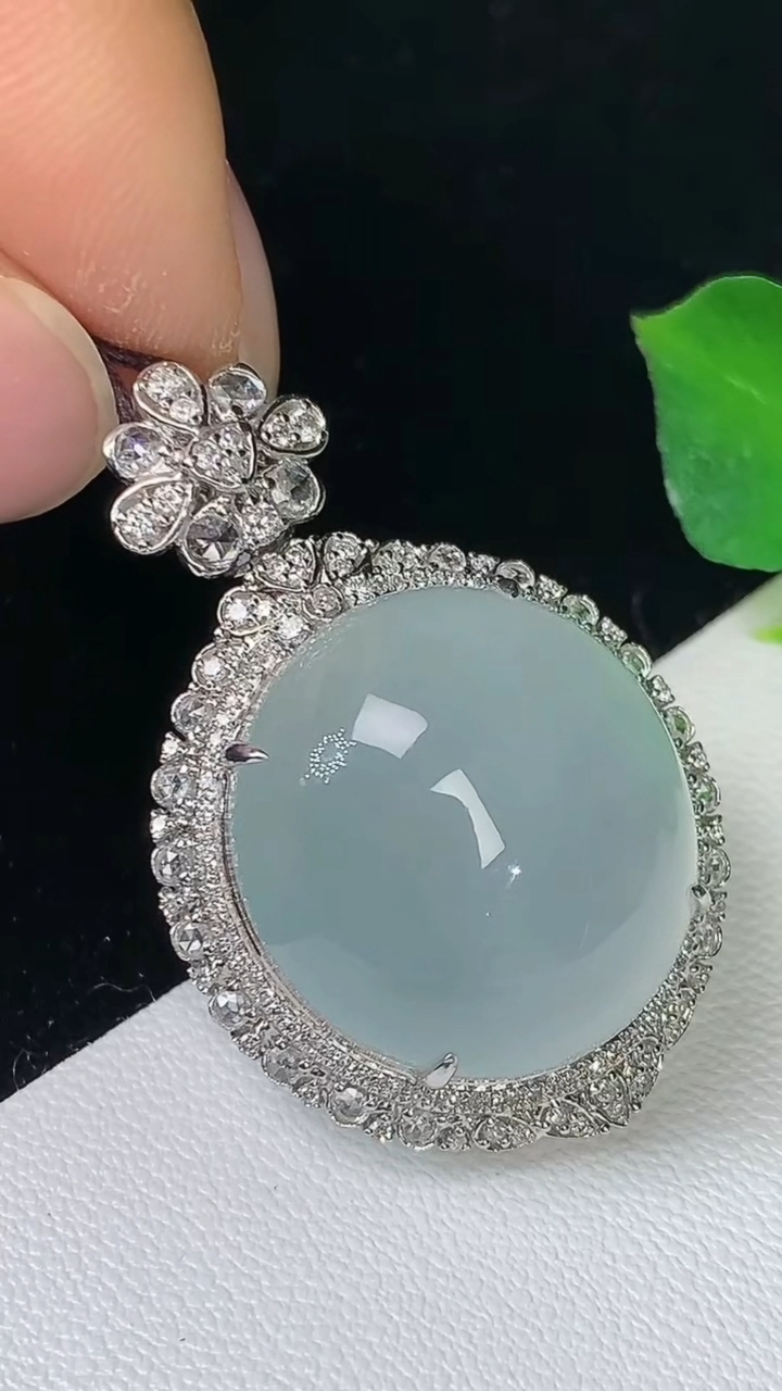 天然A货翡翠白冰蛋面吊坠，尺寸35.2-23-13.2，裸石19-18，重量:9.02g
9月10日