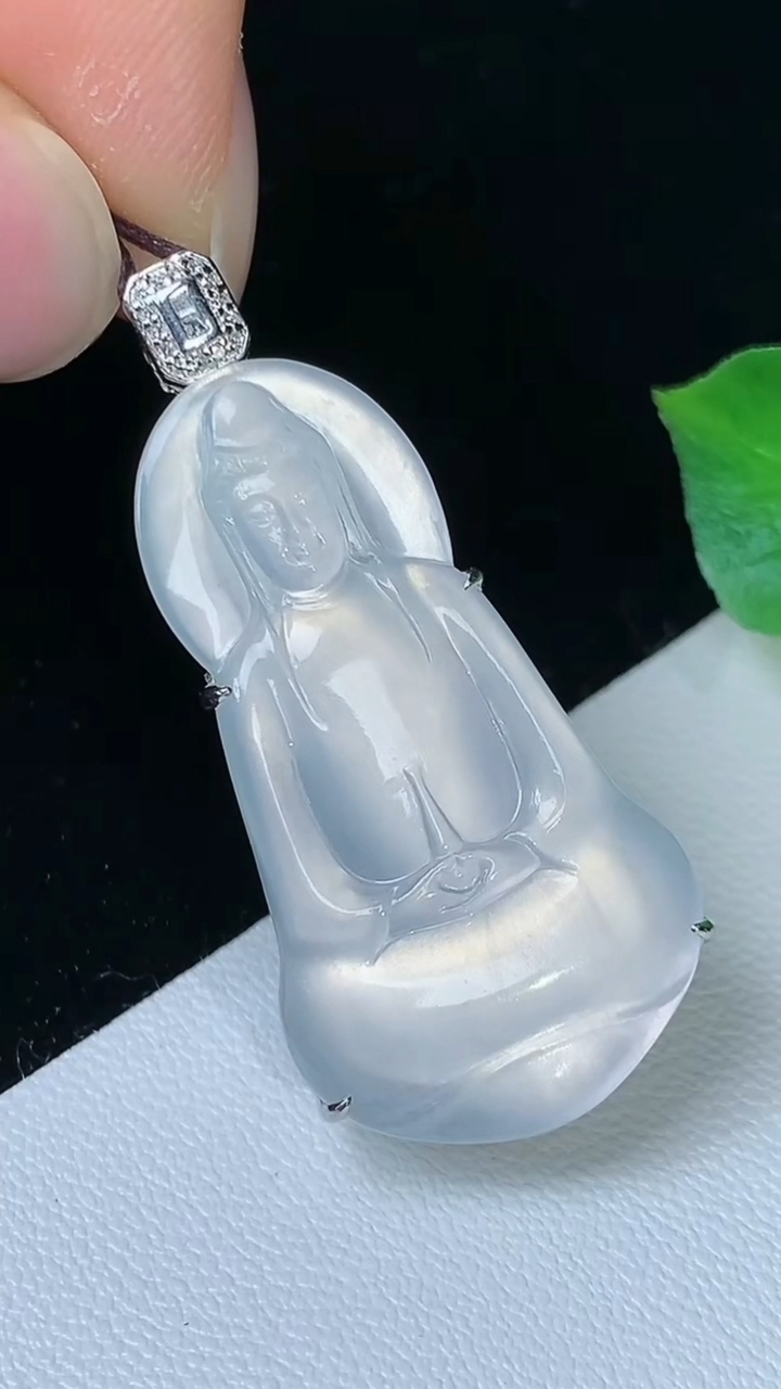 天然A货翡翠白冰素衣观音吊坠，尺寸37.5-3.24-17.5-9.2，重量:7.20g
9月10日
