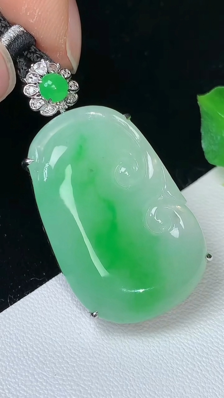 天然A货翡翠如意吊坠，尺寸31.2-20.8-8，重量:12.84g
9月10日