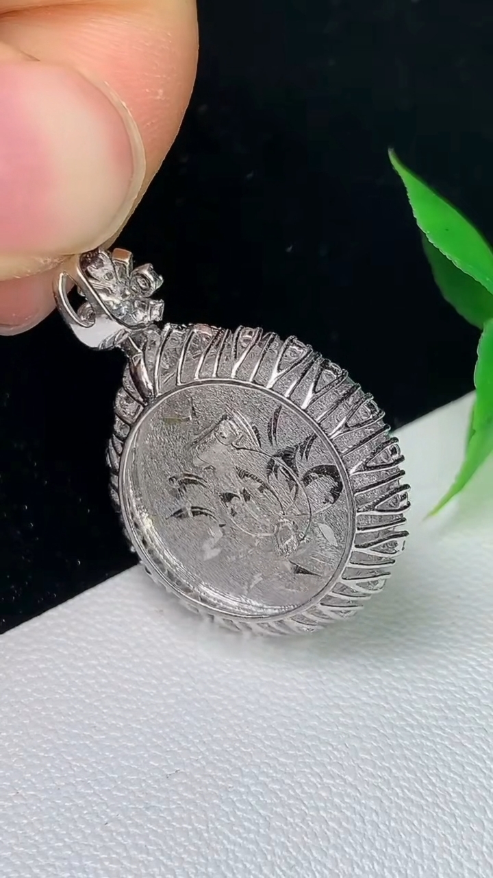 天然A货翡翠平安扣吊坠，尺寸29-21-6.8，裸石18.3，重量:5.56g
9月10日