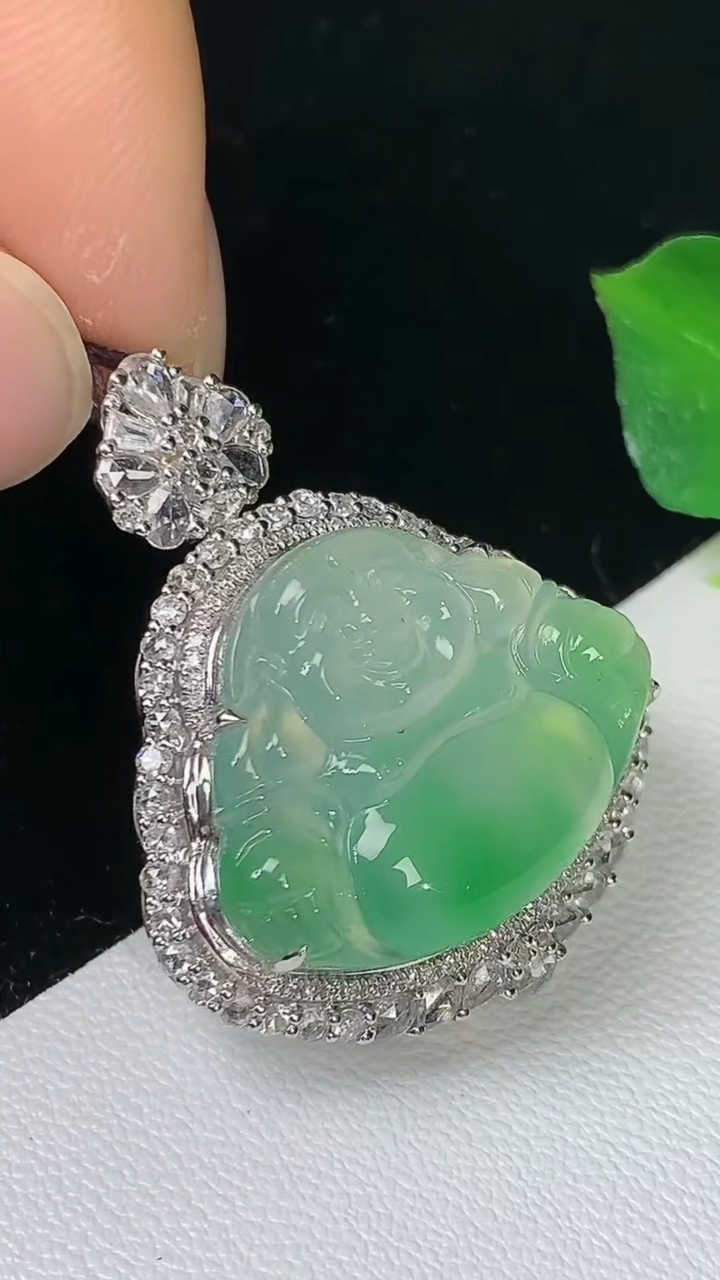 天然A货翡翠佛公吊坠，尺寸30.6-25.4-12，裸石16.9-21.4，重量:8.25g
9月10日