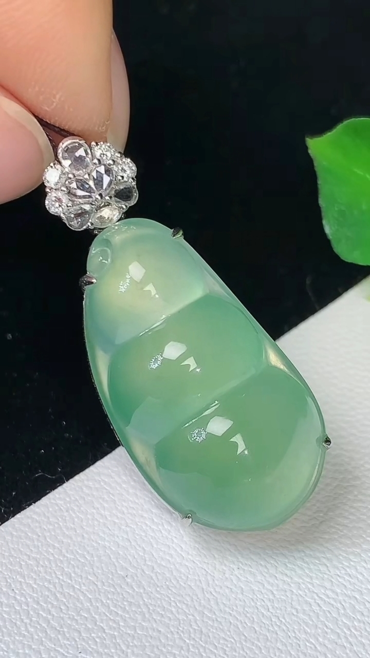 天然A货翡翠福豆吊坠，尺寸34-26-14.6-11.8，重量:9.00g
9月10日