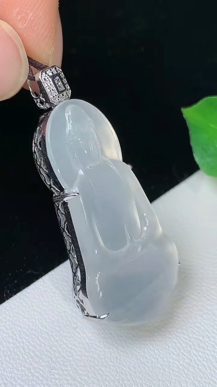 天然A货翡翠白冰素衣观音吊坠，尺寸37.5-3.24-17.5-9.2，重量:7.20g
9月10日