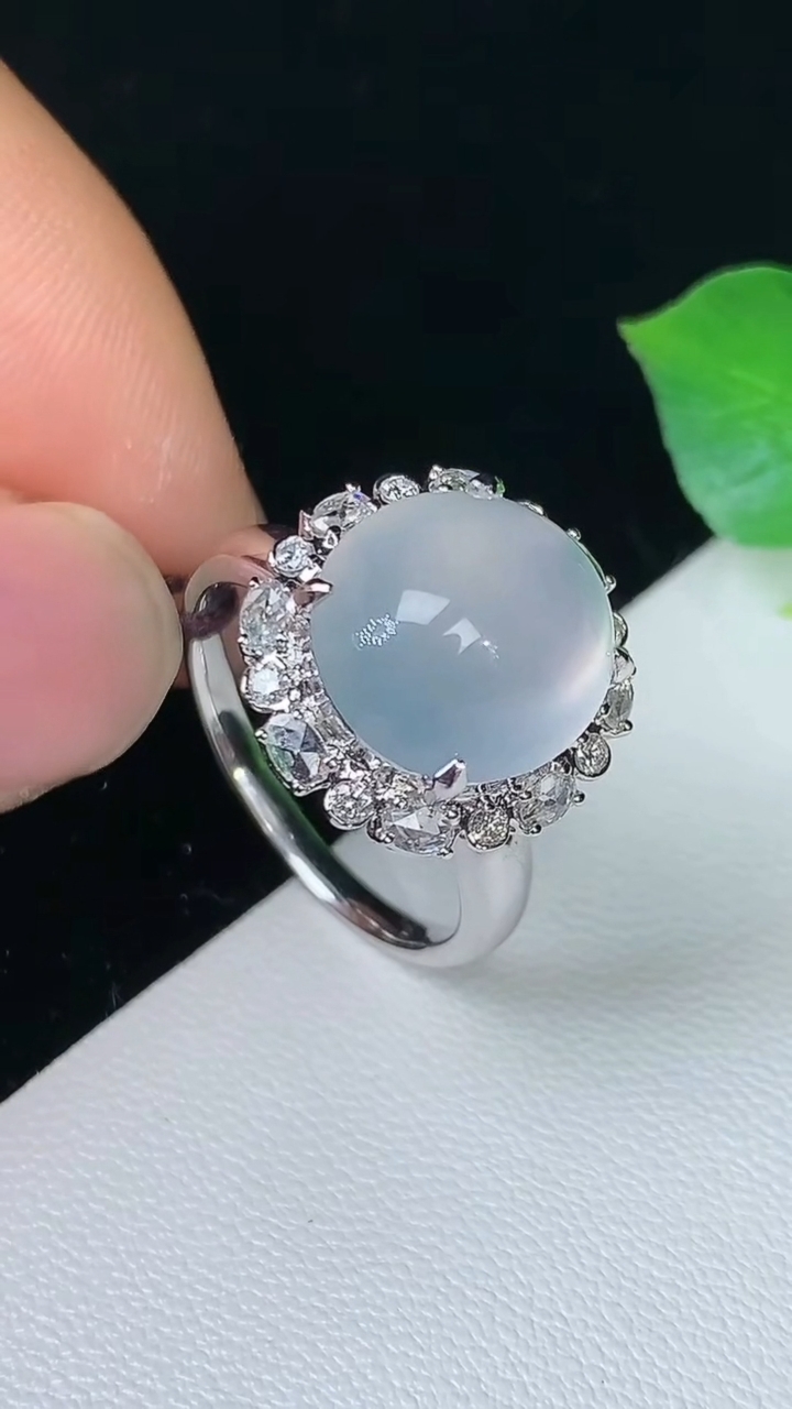 天然A货翡翠白冰蛋面戒指，尺寸17-11.9-10.8，重量:4.18g2026年9月10日
工厂直