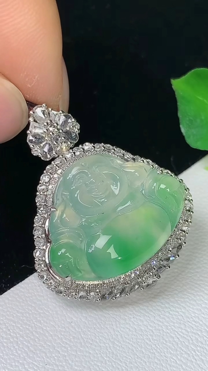 天然A货翡翠佛公吊坠，尺寸30.6-25.4-12，裸石16.9-21.4，重量:8.25g
9月1