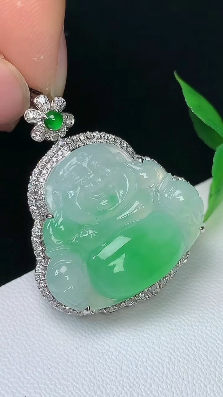 天然A货翡翠佛公吊坠，尺寸33-27.3-10，裸石21.5-25.2，重量:9.86g
9月10日