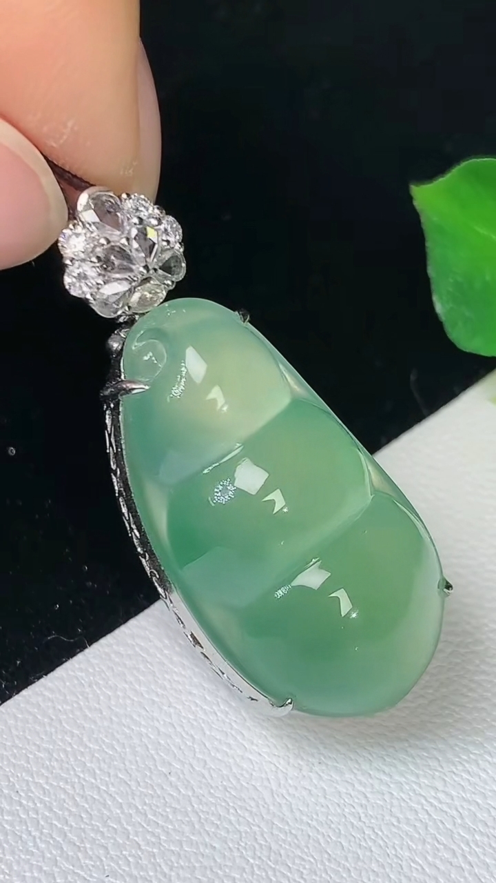 天然A货翡翠福豆吊坠，尺寸34-26-14.6-11.8，重量:9.00g
9月10日