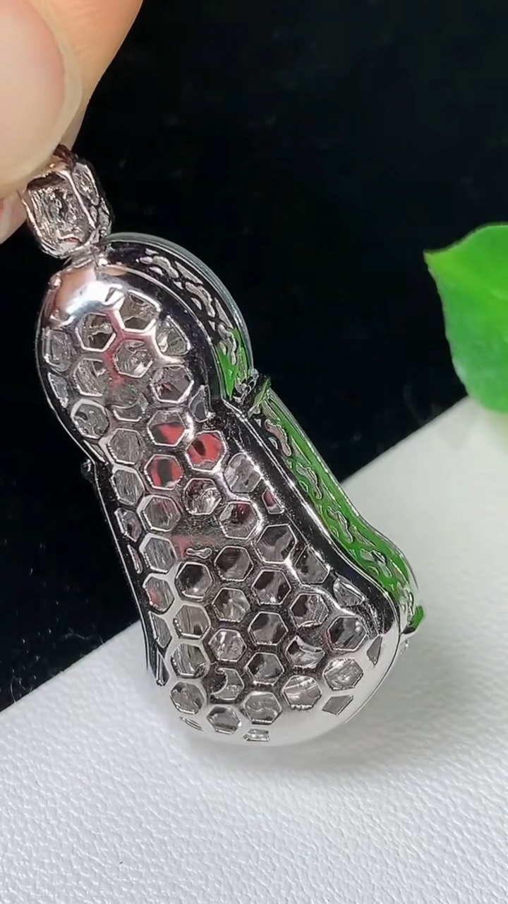 天然A货翡翠白冰素衣观音吊坠，尺寸37.5-3.24-17.5-9.2，重量:7.20g
9月10日
