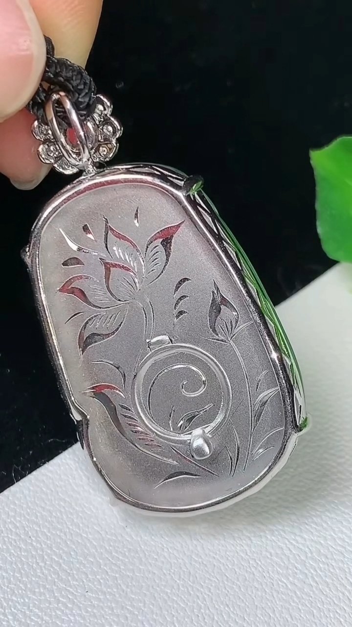 天然A货翡翠如意吊坠，尺寸31.2-20.8-8，重量:12.84g
9月10日