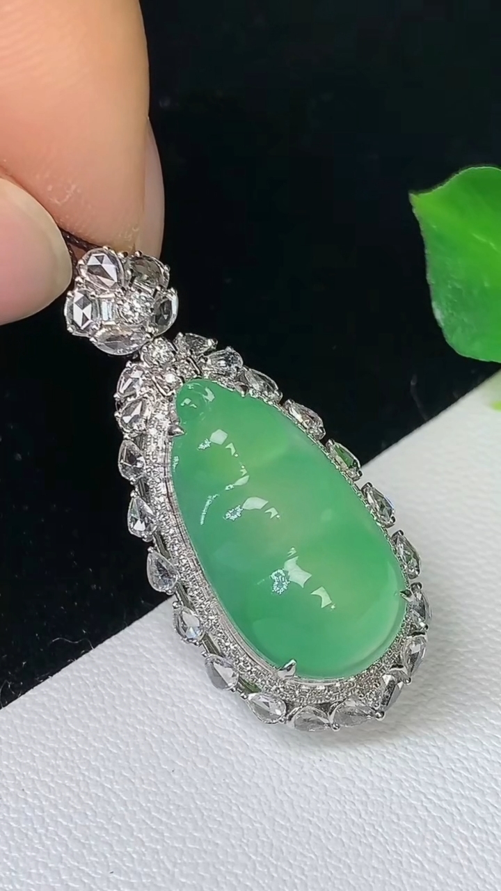 天然A货翡翠福豆吊坠，尺寸32.8-15.2-11，裸石19.3-10.3，重量:5.38g
9月1