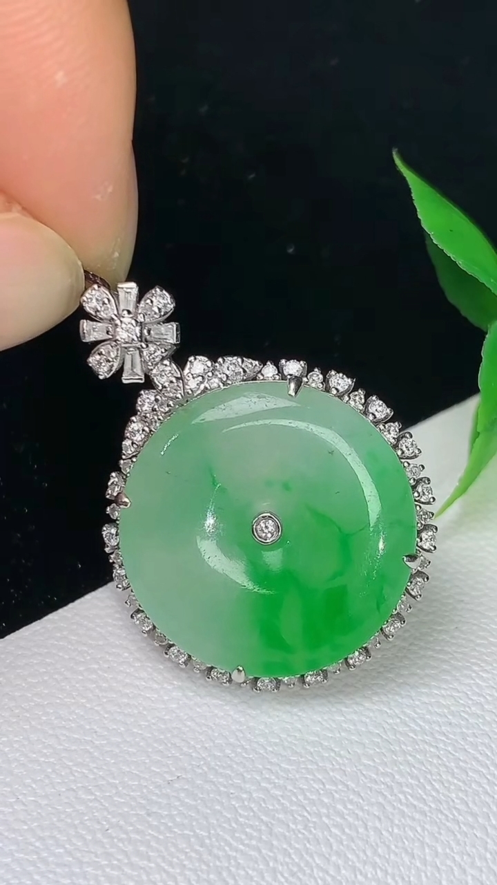 天然A货翡翠平安扣吊坠，尺寸29-21-6.8，裸石18.3，重量:5.56g
9月10日
