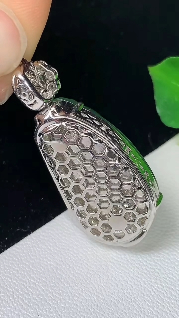 天然A货翡翠福豆吊坠，尺寸34-26-14.6-11.8，重量:9.00g
9月10日