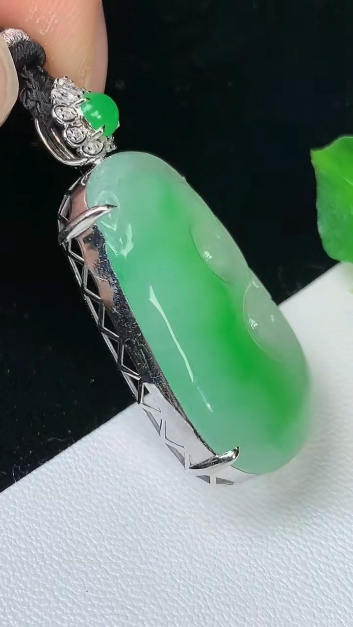 天然A货翡翠如意吊坠，尺寸31.2-20.8-8，重量:12.84g
9月10日