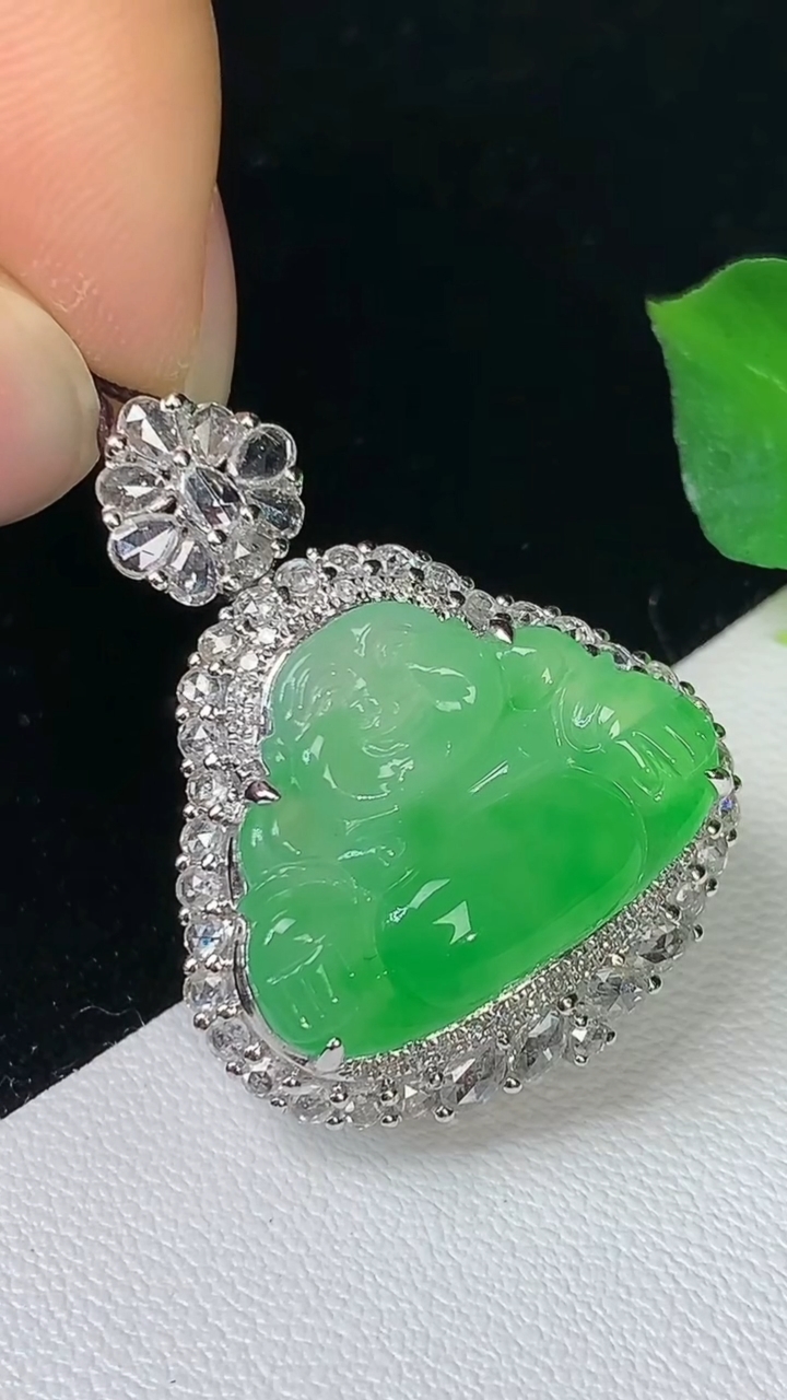 天然A货翡翠佛公吊坠，尺寸30.3-23.2-12，裸石14.6-19.7，重量:7.23g
9月1