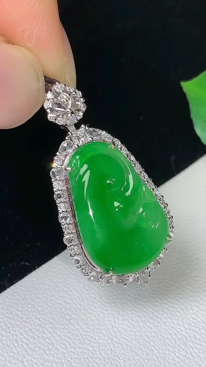 天然A货翡翠如意吊坠，尺寸29.9-15.6-8.7，裸石18.4-11.5，重量:4.28g
9月12日
