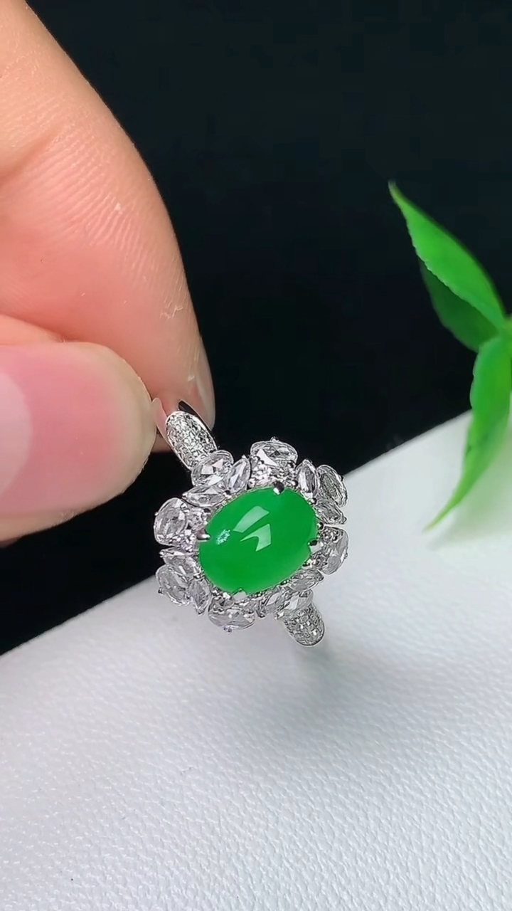 天然A货翡翠蛋面戒指，尺寸17-7-5.2，重量:2.48g2026年9月12日
工厂直销收藏佳品,
