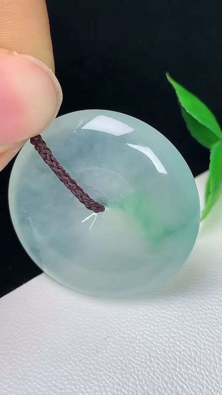 天然A货翡翠平安扣吊坠，尺寸28.7-6，重量:10.19g
9月12日