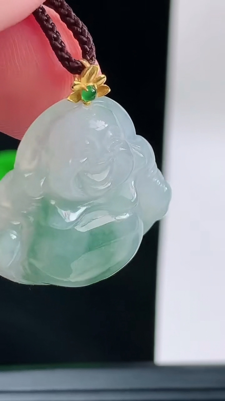 天然A货翡翠18K金飘花佛公吊坠，尺寸22.8-25.3-6.9重量:6.25g
9月13日